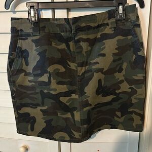 Camo skirt with pockets